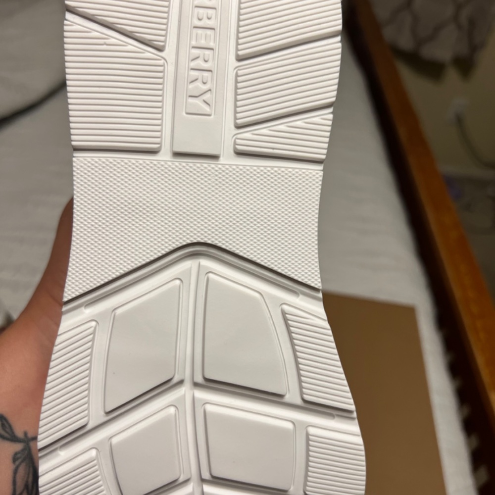 Women’s Burberry shoes - Picture 4 of 10